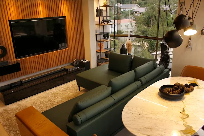 Sala de estar sofisticada com sofá verde e painel ripado