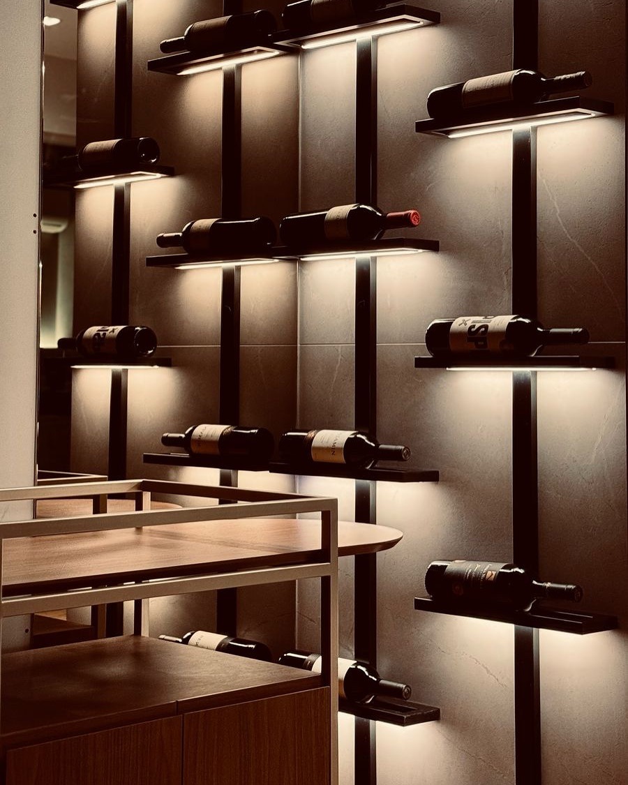 Adega iluminada com design de interiores sofisticado